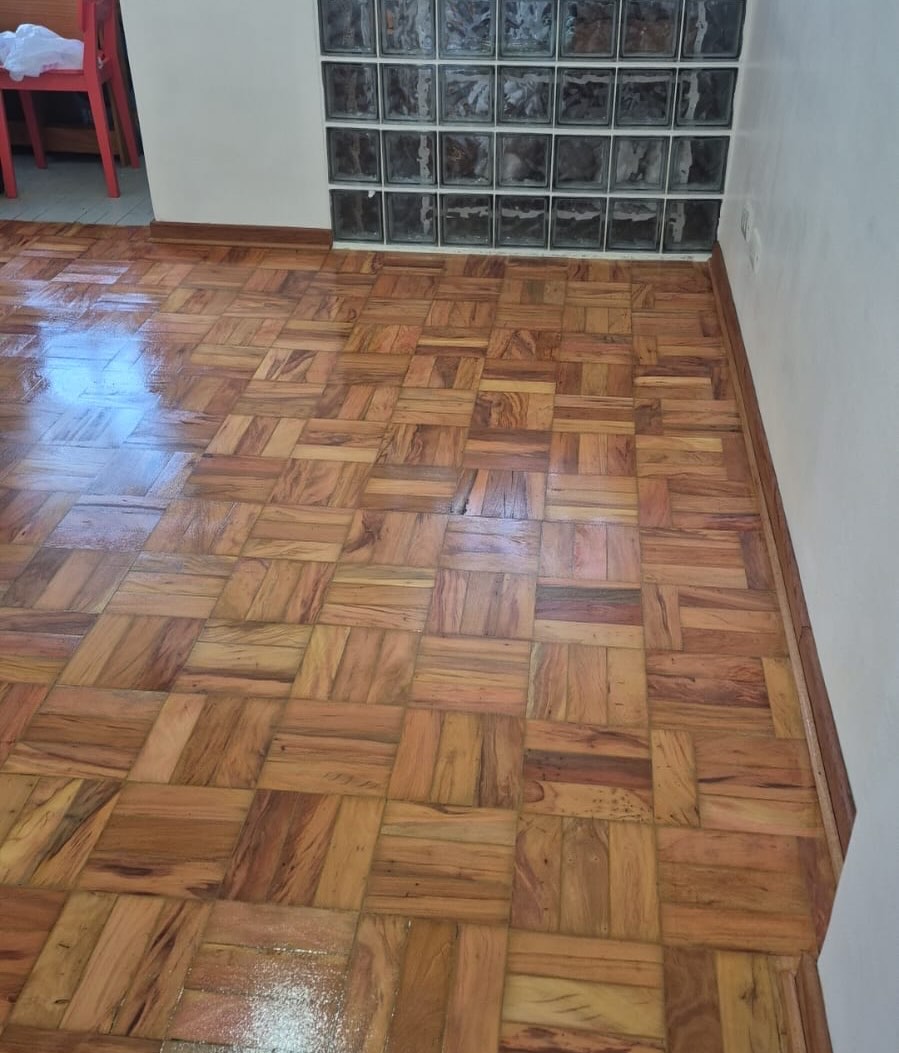 Parquet restaurado com resina semibrilho no Sumaré