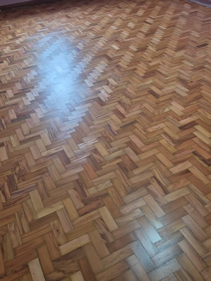 Piso de madeira com acabamento semibrilho