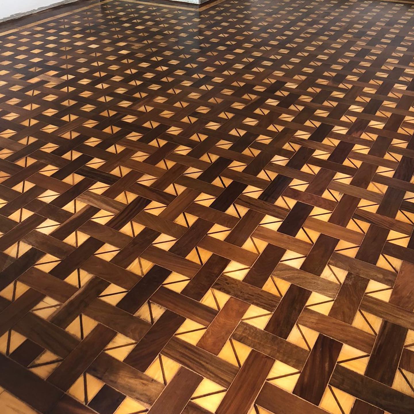 Piso de madeira com desenho em duas cores