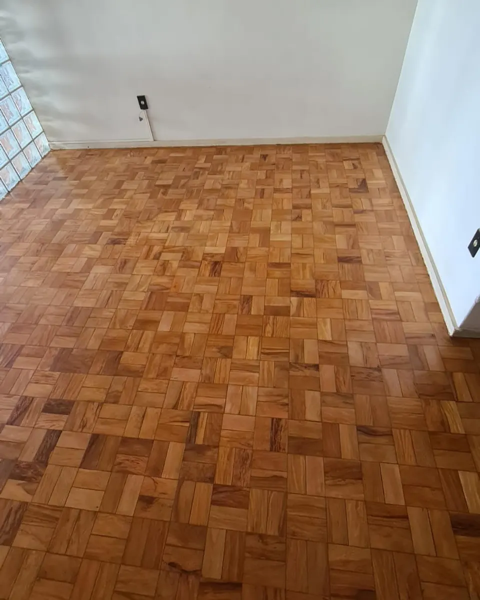 Parquet em quadros com a cor natural da madeira