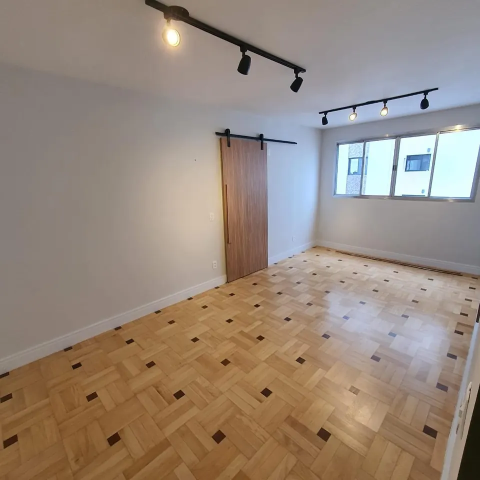 Parquet claro com detalhes em madeira escura